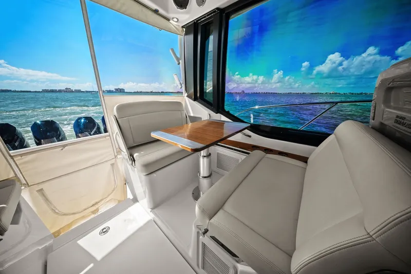 Slide: The Image of Boston Whaler 405 CONQUEST 2025 - 52