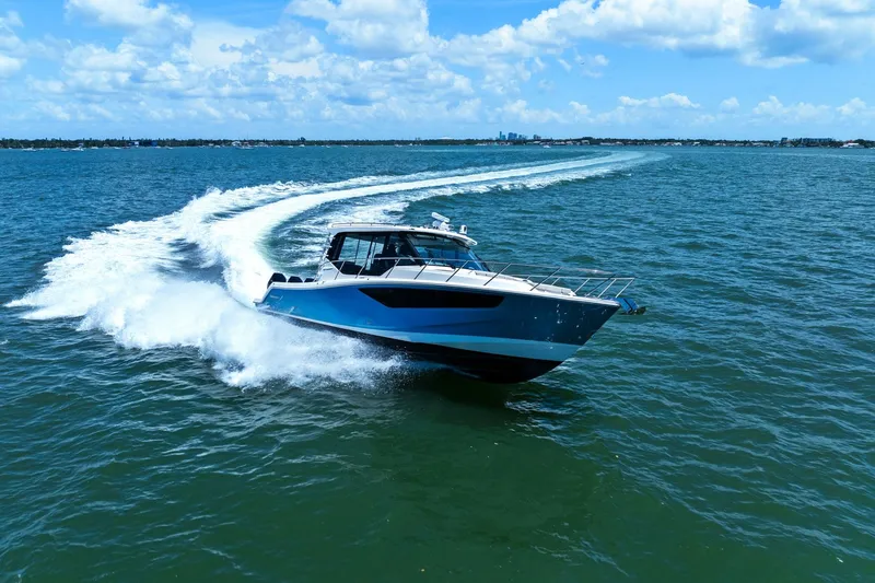 Slide: The Image of Boston Whaler 405 CONQUEST 2025 - 17
