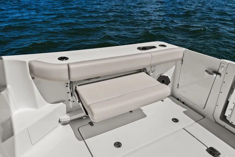 Slide: The Image of Boston Whaler 405 CONQUEST 2025 - 64