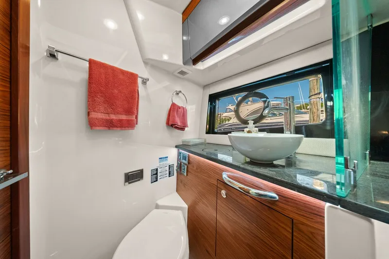Slide: The Image of Boston Whaler 405 CONQUEST 2025 - 22