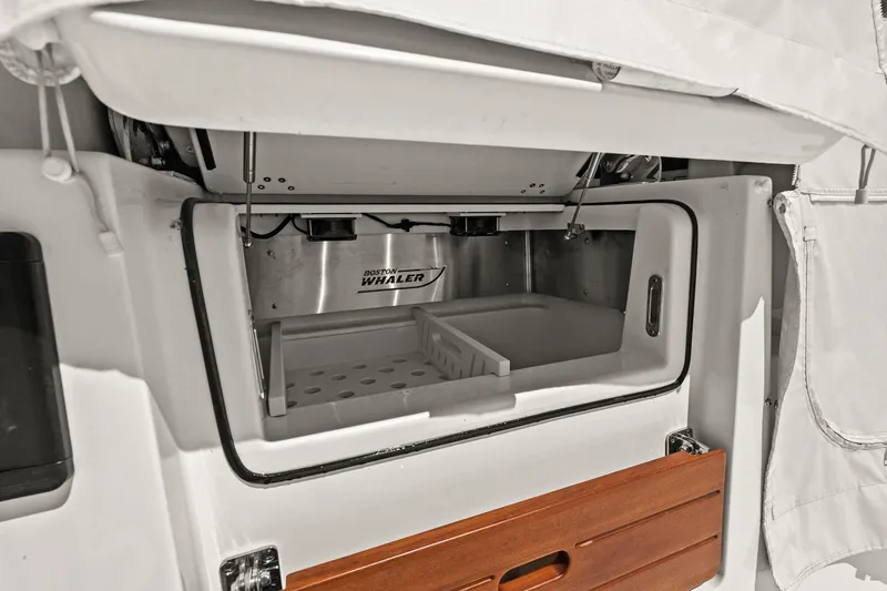 Slide: The Image of Boston Whaler 405 CONQUEST 2025 - 58