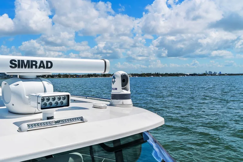 Slide: The Image of Boston Whaler 405 CONQUEST 2025 - 78