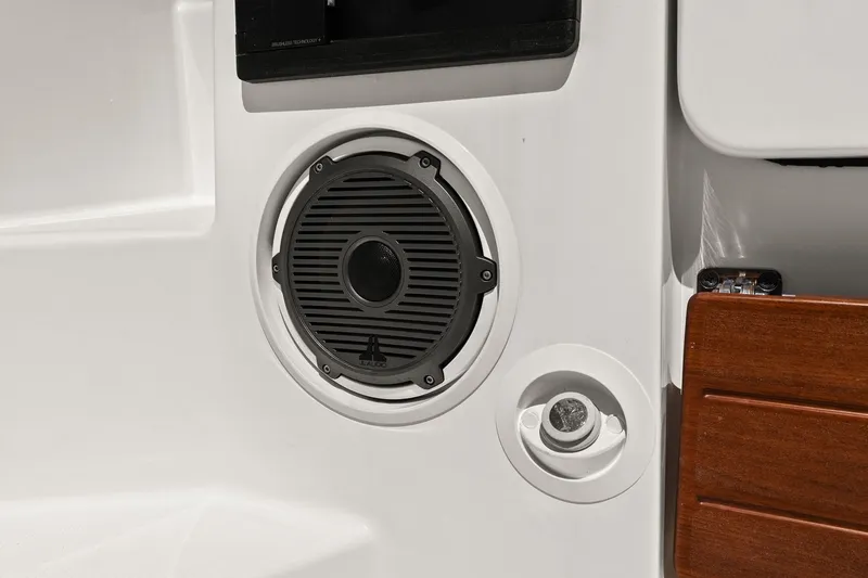 Slide: The Image of Boston Whaler 405 CONQUEST 2025 - 59