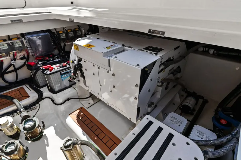 Slide: The Image of Boston Whaler 405 CONQUEST 2025 - 73
