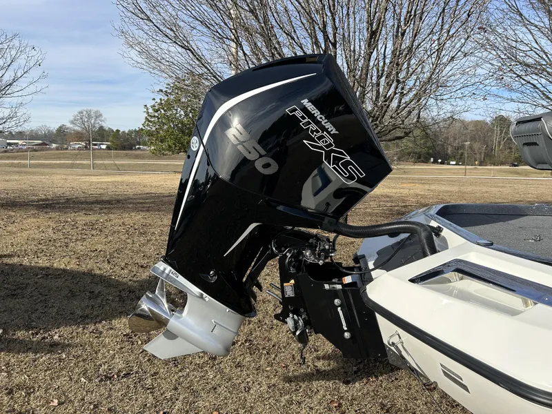 Slide: The Image of 2024 Ranger Z521R Ranger Cup Equipped with Mercury Pro XS 250 outboard motor. - 17