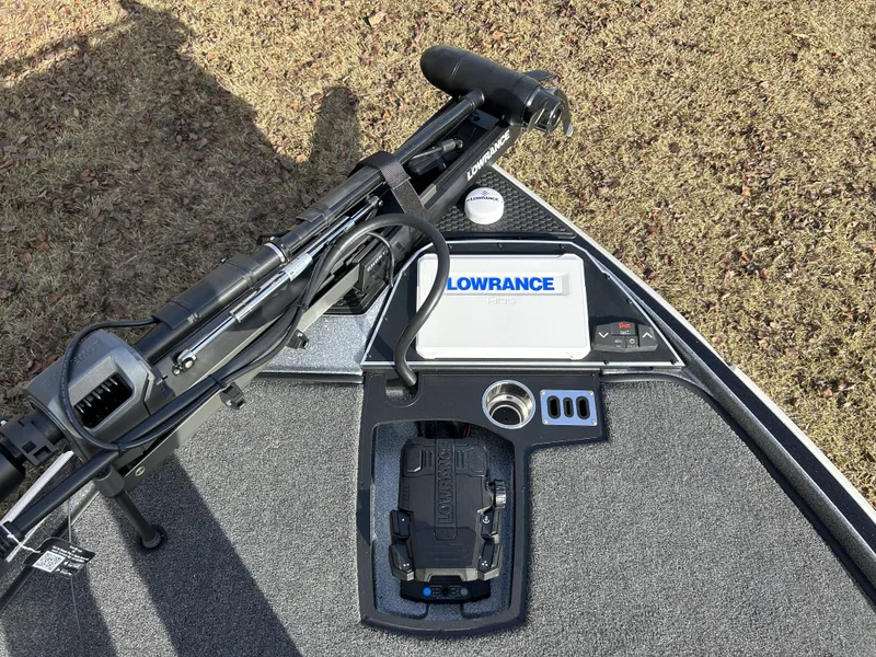 Slide: The Image of 2024 Ranger Z521R Ranger Cup Equipped boat with Lowrance electronics. - 20