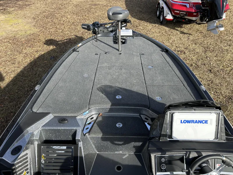 Slide: The Image of 2024 Ranger Z521R Ranger Cup Equipped boat with Lowrance electronics. - 6