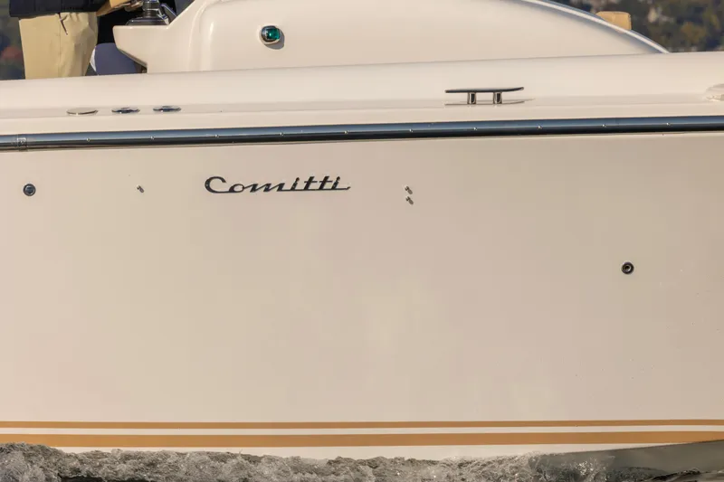 Slide: The Image of 2022 Comitti ISOLA 33 Sport SD boat side view on water. - 13