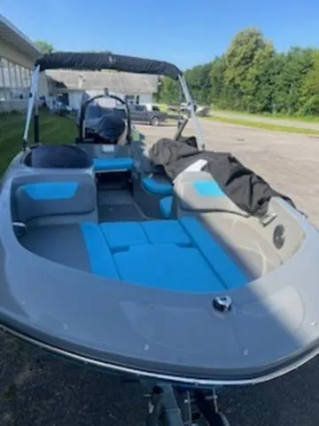 Slide: The Image of Bayliner Element E18 2022 - 1