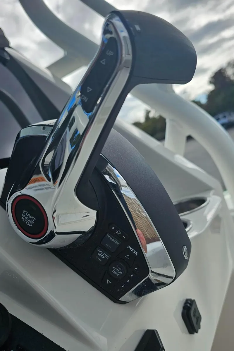 Slide: The Image of 2024 Ranger 2510 Bay boat throttle control. - 9