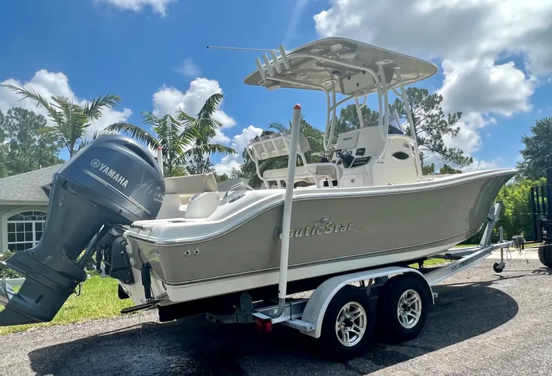 Slide: The Image of 2018 NauticStar 22 XS boat on trailer with Yamaha outboard motor. - 16