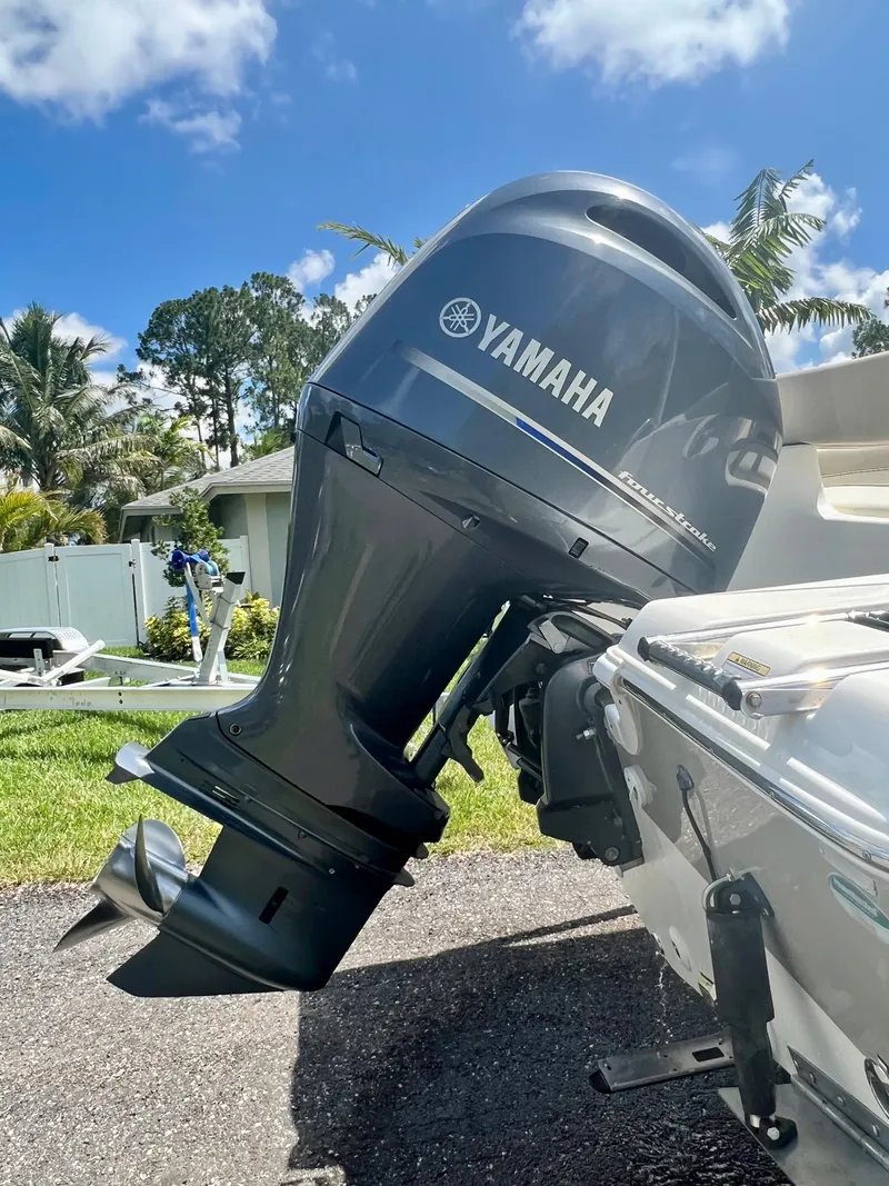 Slide: The Image of 2018 NauticStar 22 XS with Yamaha outboard motor. - 21