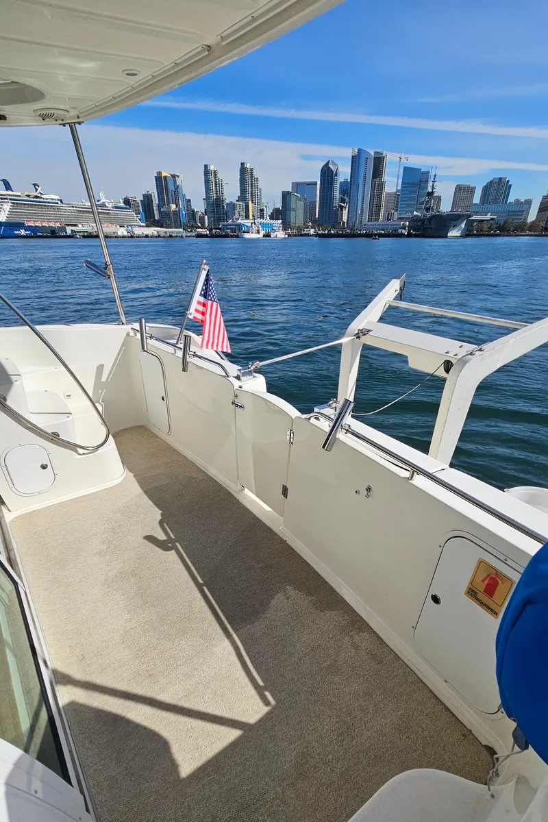 Slide: The Image of 2002 Maxum 4600 SCB yacht with city skyline view. - 17