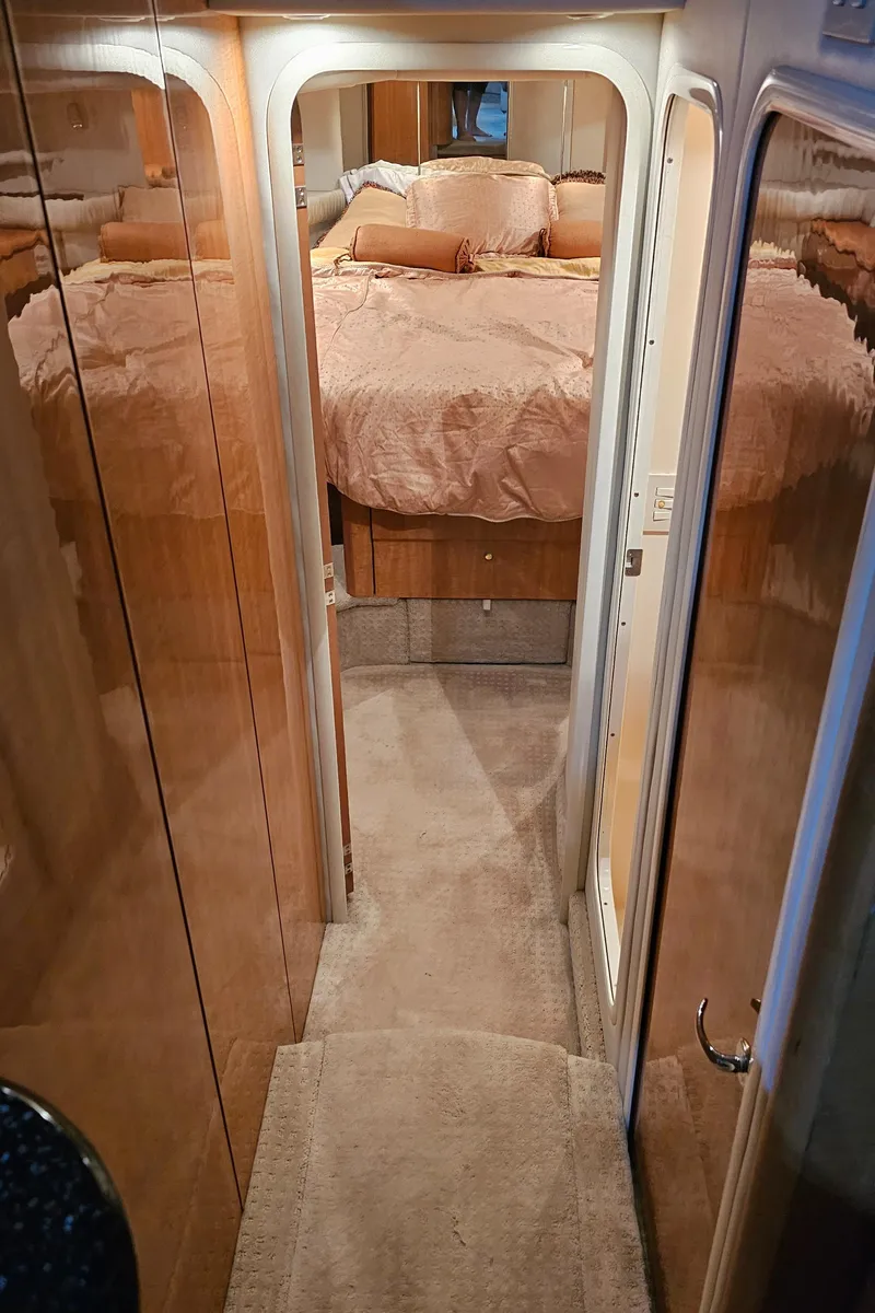 Slide: The Image of Interior of 2002 Maxum 4600 SCB Limited Edition yacht. - 36