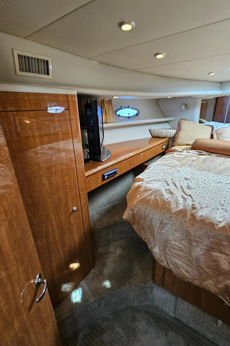 Slide: The Image of Luxurious cabin of the 2002 Maxum 4600 SCB Limited Edition yacht. - 39