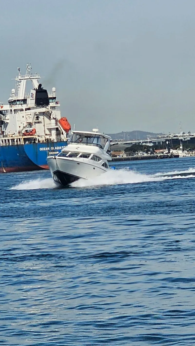 Slide: The Image of Maxum 4600 SCB Limited Edition 2002 cruising on water. - 6