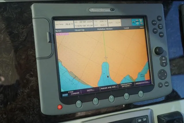 Slide: The Image of Navigation system on 2010 Sea Ray 470 Sundancer yacht. - 9