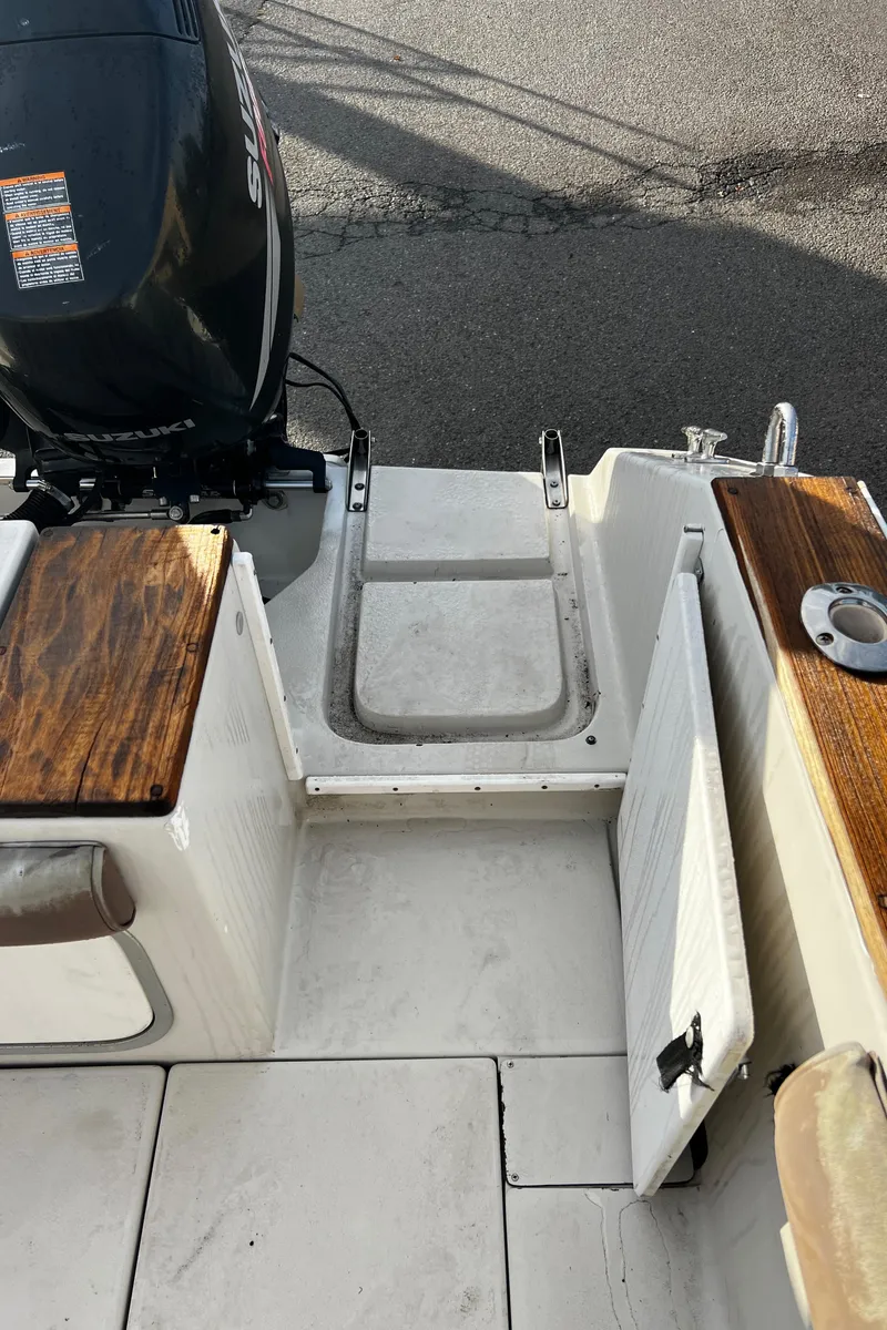 Slide: The Image of 1988 Sea Ray Laguna 23 boat stern with Suzuki outboard motor. - 16