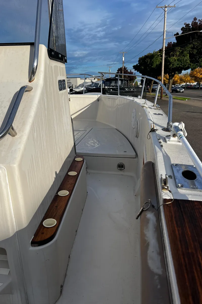 Slide: The Image of 1988 Sea Ray Laguna 23 boat deck with seating and cup holders. - 18