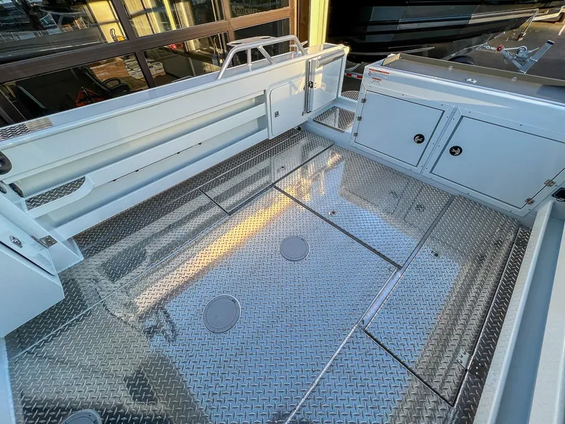 Slide: The Image of Hewescraft 270 Alaskan 2026 - 17