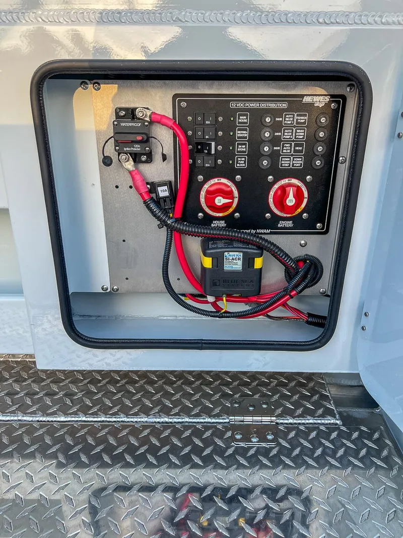 Slide: The Image of Hewescraft 270 Alaskan 2026 - 23