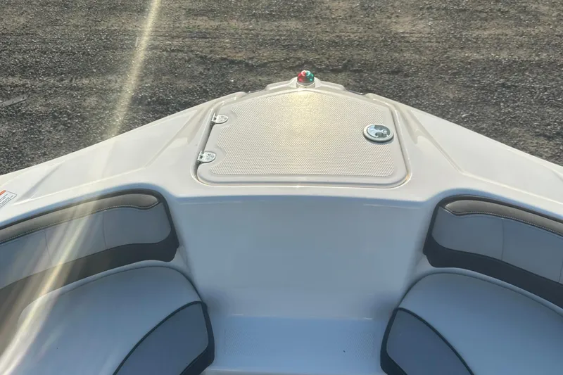 Slide: The Image of Bow seating area of 2013 Yamaha Boats 212SS with sunlight reflection. - 30