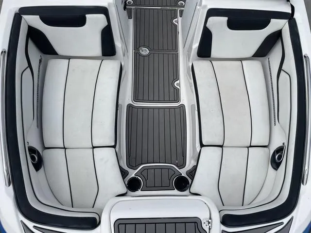 Slide: The Image of 2018 Yamaha Boats AR210 interior seating and deck. - 10