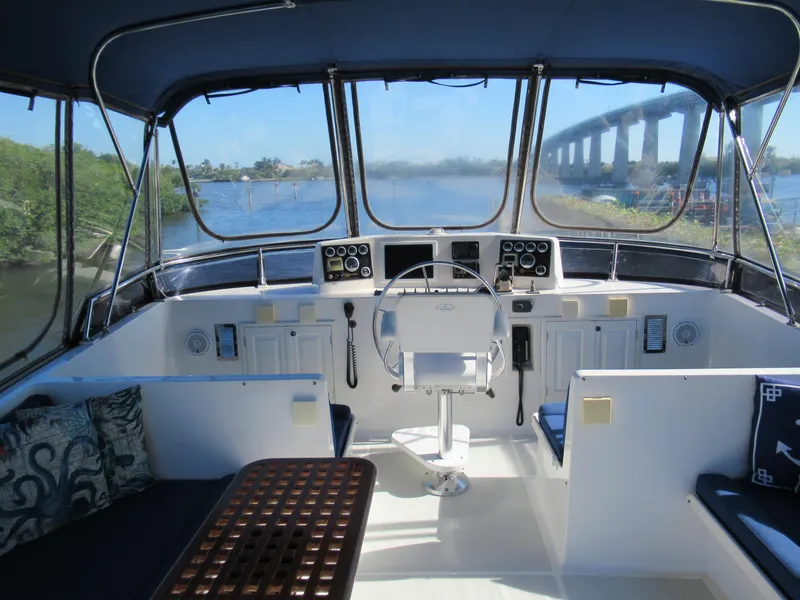 Slide: The Image of DeFever 48 Offshore 2010 yacht helm with panoramic river view. - 28