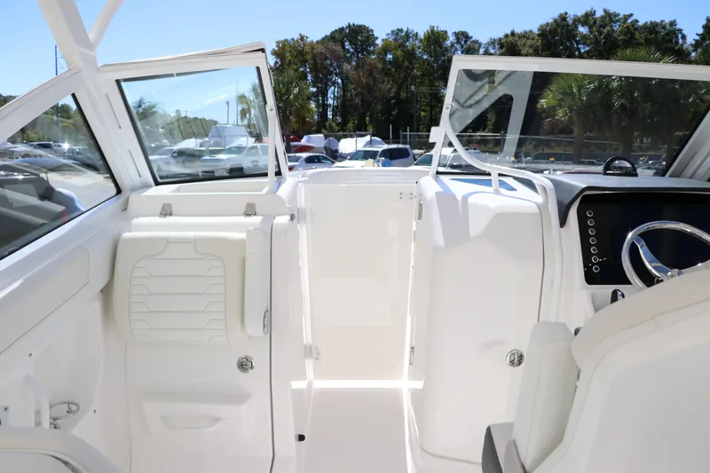 Slide: The Image of Edgewater 262CX Crossover 2024 - 51