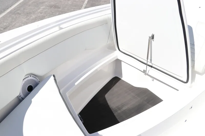 Slide: The Image of Edgewater 262CX Crossover 2024 - 53