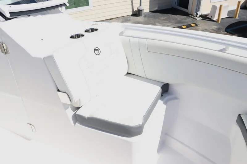 Slide: The Image of Edgewater 262CX Crossover 2024 - 58