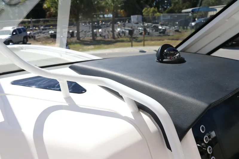 Slide: The Image of Edgewater 262CX Crossover 2024 - 60