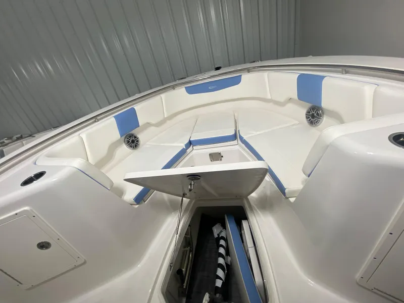 Slide: The Image of Robalo R302 2024 - 66