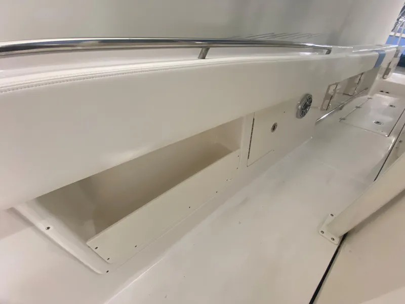 Slide: The Image of Robalo R302 2024 - 59