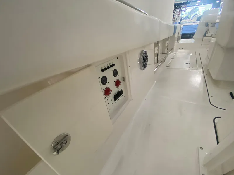 Slide: The Image of Robalo R302 2024 - 60