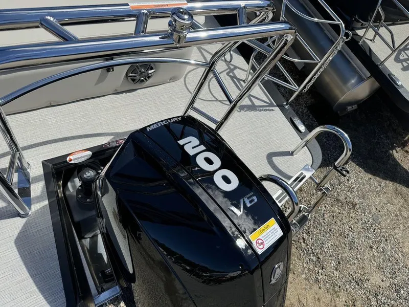 Slide: The Image of 2024 Harris Sunliner 230 with Mercury 200 V6 outboard engine. - 7