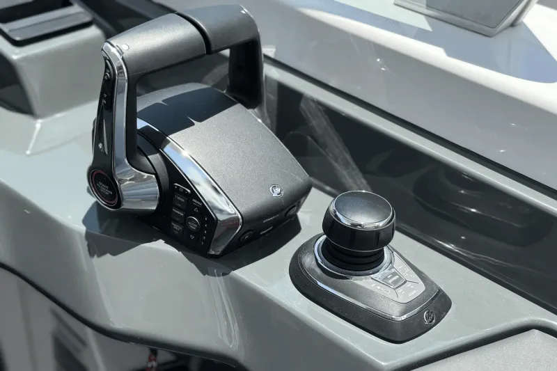 Slide: The Image of Aviara AV40 Outboard 2024 - 27