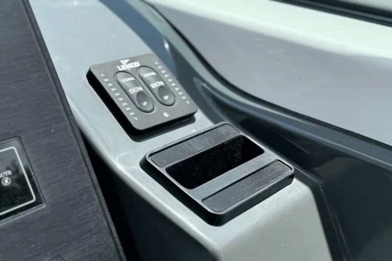 Slide: The Image of Aviara AV40 Outboard 2024 - 28