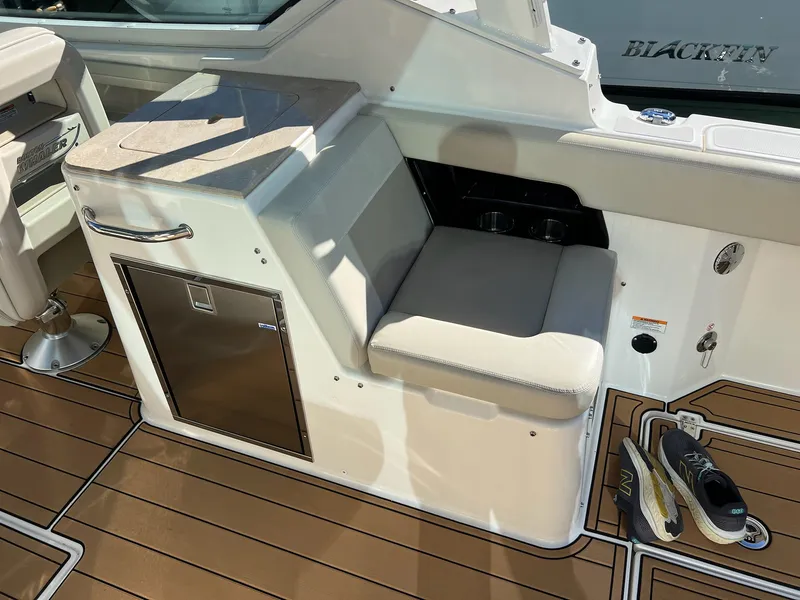 Slide: The Image of Boston Whaler 280 VANTAGE 2021 - 18