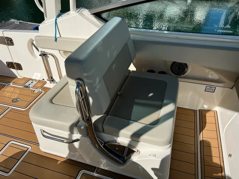 Slide: The Image of Boston Whaler 280 VANTAGE 2021 - 25