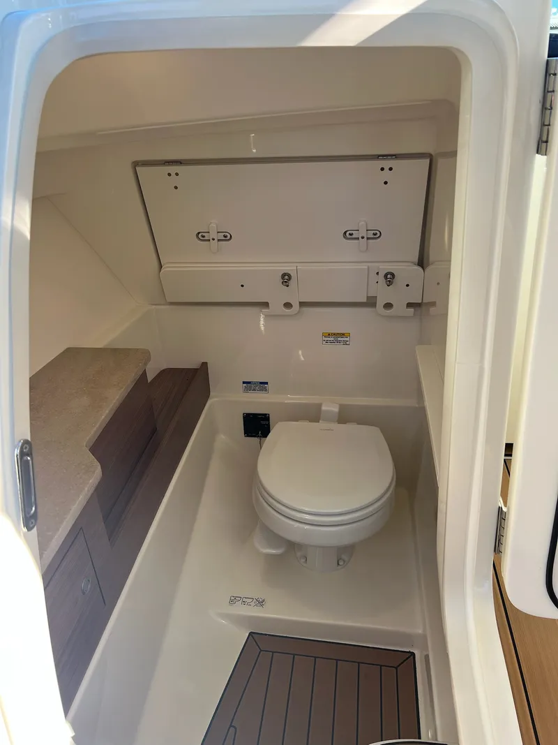 Slide: The Image of Boston Whaler 280 VANTAGE 2021 - 11
