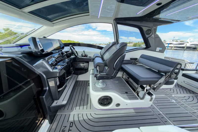 Slide: The Image of Galeon 375 GTO 2024 - 18