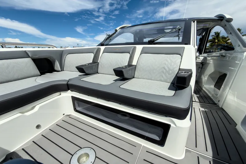 Slide: The Image of Galeon 375 GTO 2024 - 31