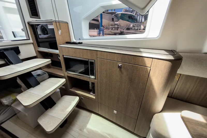 Slide: The Image of Galeon 375 GTO 2024 - 26