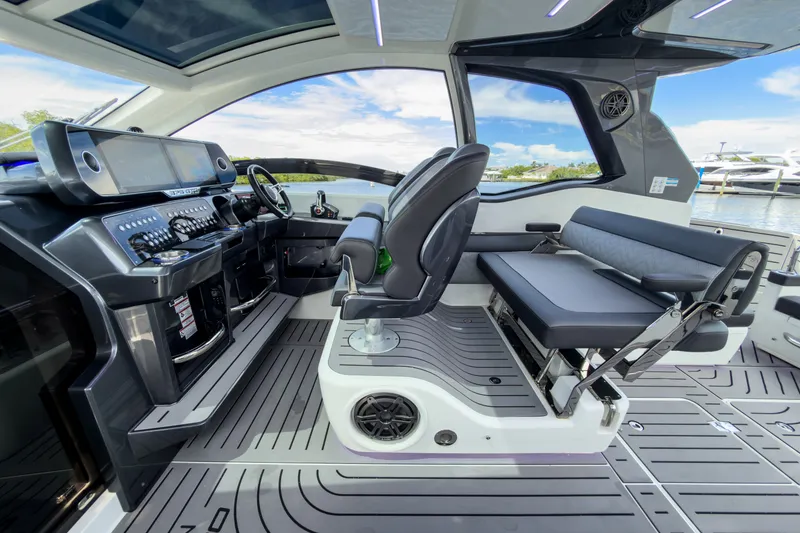 Slide: The Image of Galeon 375 GTO 2024 - 16
