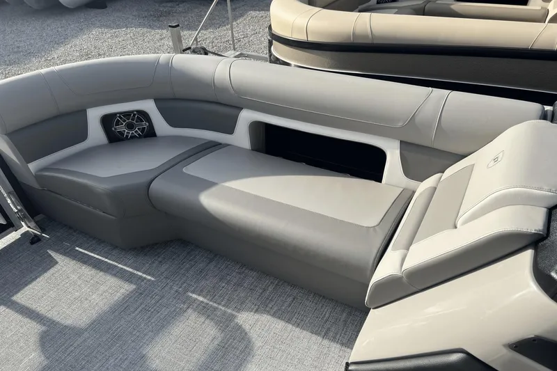Slide: The Image of Premier 230 Solaris 2024 - 18
