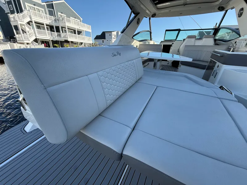 Slide: The Image of Sea Ray 320 SUNDANCER 2021 - 19