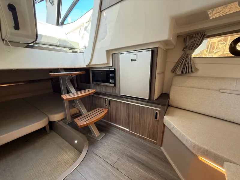 Slide: The Image of Sea Ray 320 SUNDANCER 2021 - 61