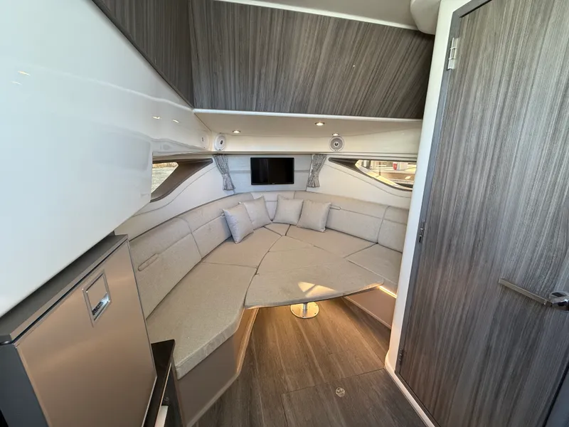 Slide: The Image of Sea Ray 320 SUNDANCER 2021 - 59