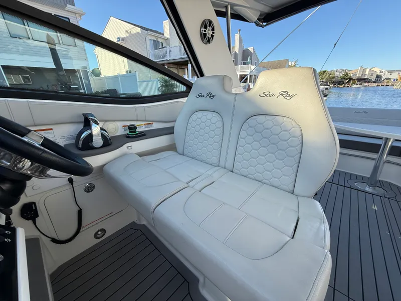 Slide: The Image of Sea Ray 320 SUNDANCER 2021 - 48